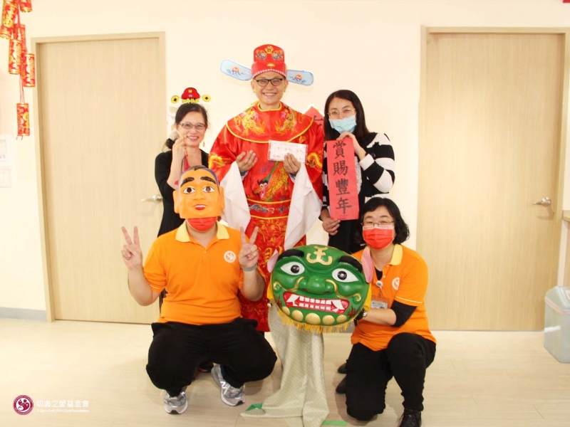 鄉長化身財神爺發紅包贈口罩 ，高仁愛長輩歡喜賀新年