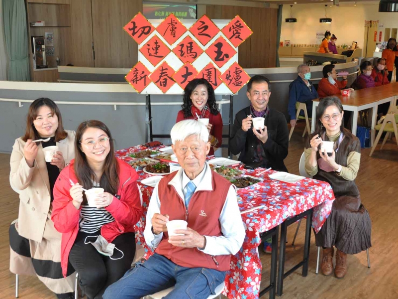 大村鄉長陪伴連瑪玉失智老寶貝，歲末迎兔過暖年