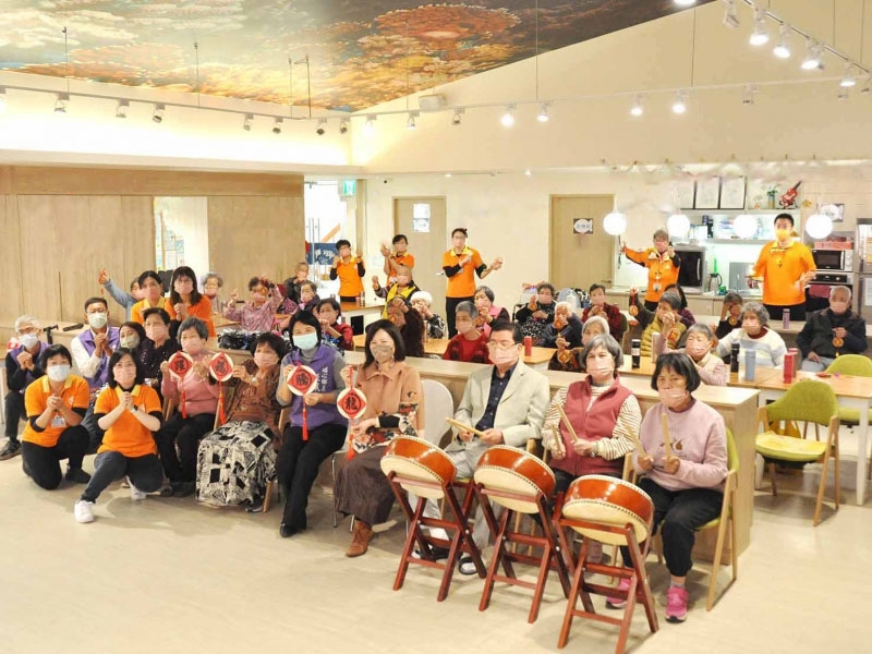 【113月2月7日】切膚之愛基金會日照中心龍健康迎新年，「高仁愛學苑」歲末團圓新春揮毫