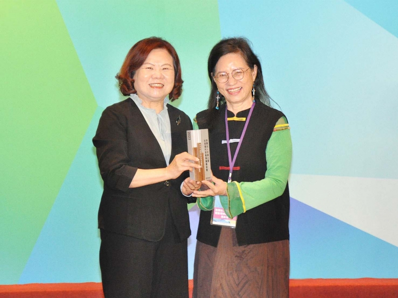 【112年11月8日】積極打造中高齡友善職場　榮獲勞動部「績優單位獎」